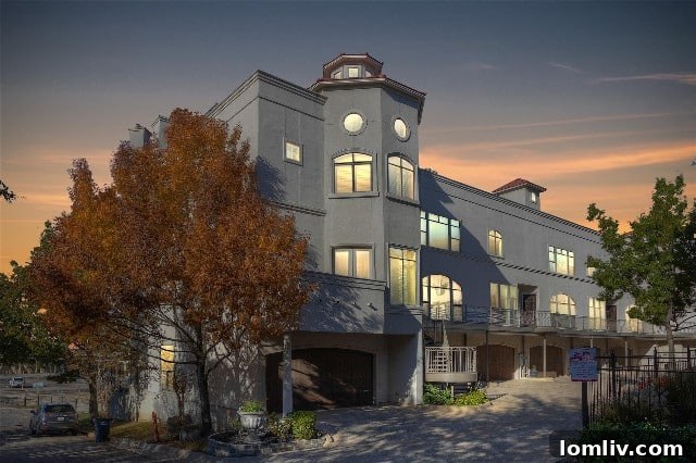Luxury townhome condo with front-row view of downtown Fort Worth skyline