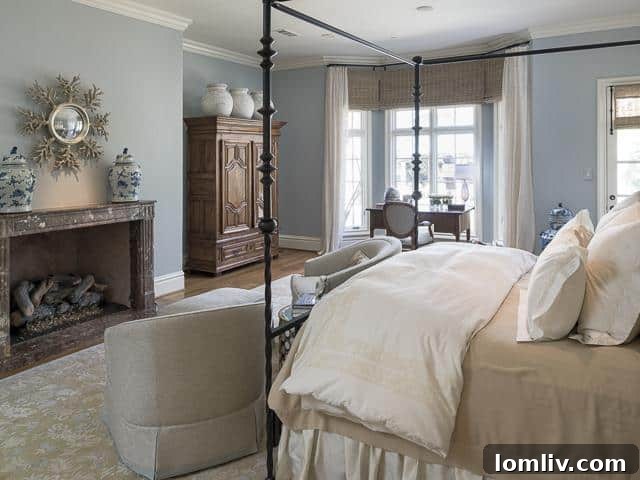 4923 Deloache Master Bedroom with Seating Area