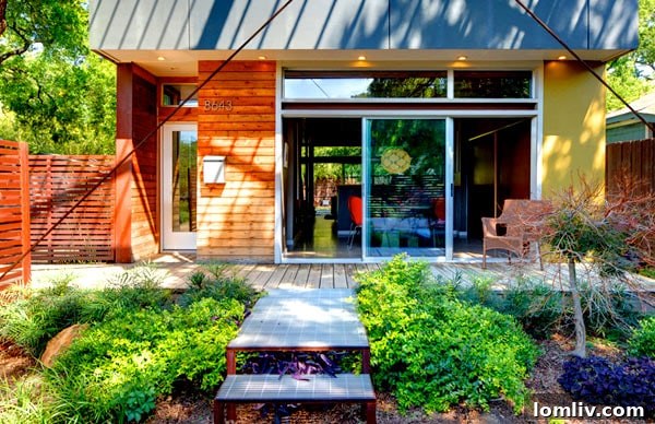 Mid-Century Modern: 8643 Groveland Dr, White Rock