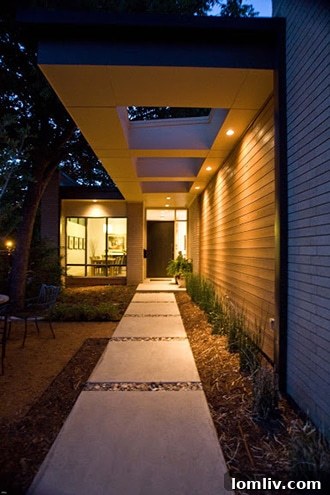 Exterior view of the stunning modern Webster residence by custom builder Tom Greico