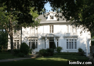 Exterior of 5408 Swiss Avenue, Beaux-Arts style