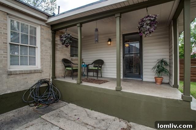 Charming back porch of the 1940s Dallas cottage at 2531 W 10th Street, perfect for outdoor relaxation