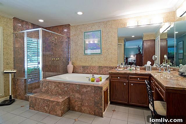 11757 Hill Haven Master Bathroom