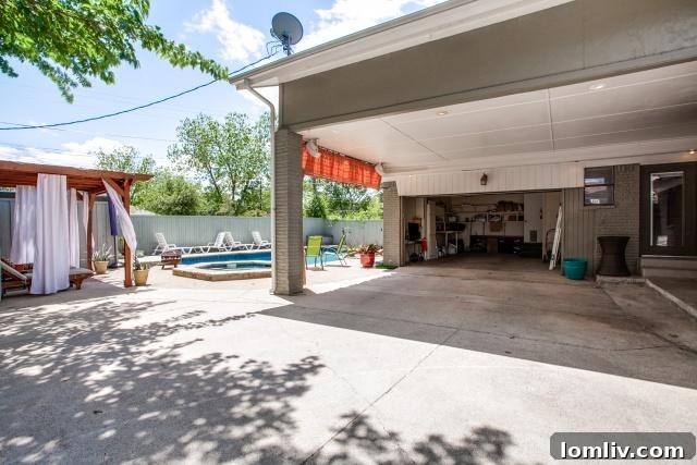 8334-Banquo-Patio-Storage