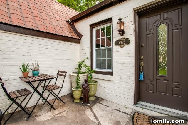 6922 Vivian, Charming Entry Courtyard