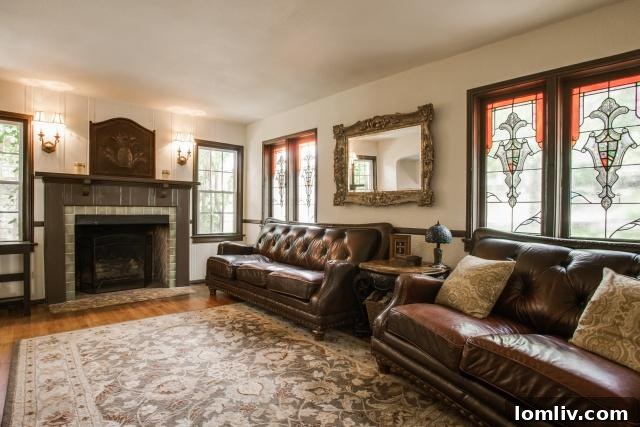 6922 Vivian, Inviting Living Room