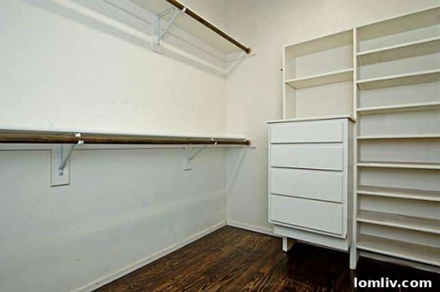 2401-S.-Ervay-Closet