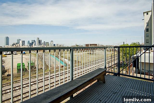 2401-S.-Ervay-Balcony