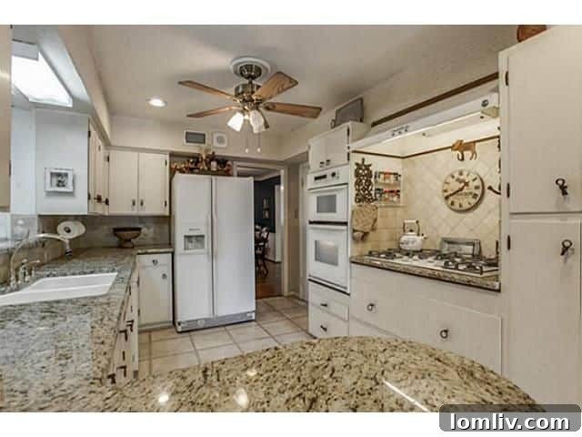 Spacious Living Room - Ideal for Entertaining