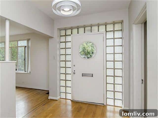 4504 Bordeaux Avenue Entryway: Mid-Century Modern Architectural Detail