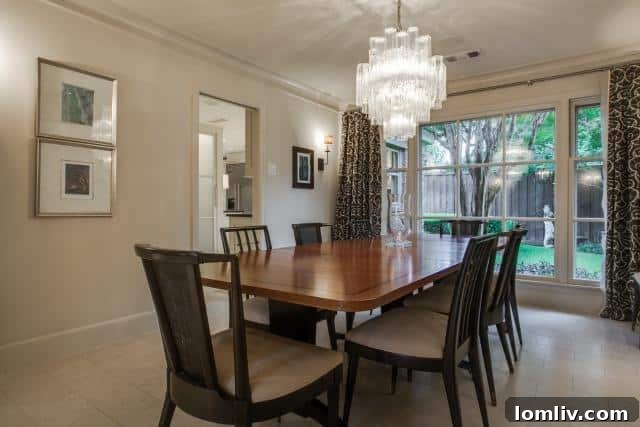 Elegant Dining Room Perfect for Entertaining