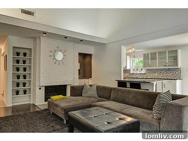 Comfortable Family Room in a Modern Dallas House