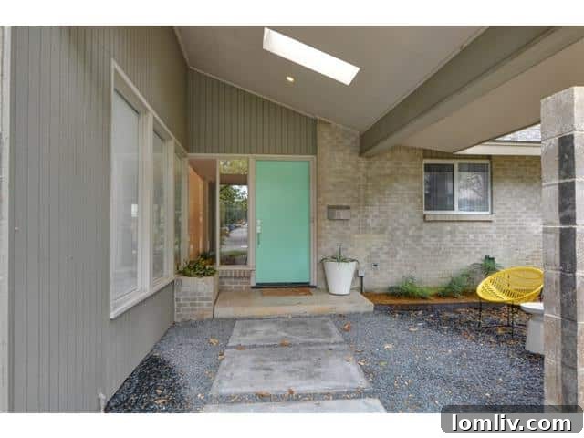 9221 Shoreview Inviting Entryway and Courtyard