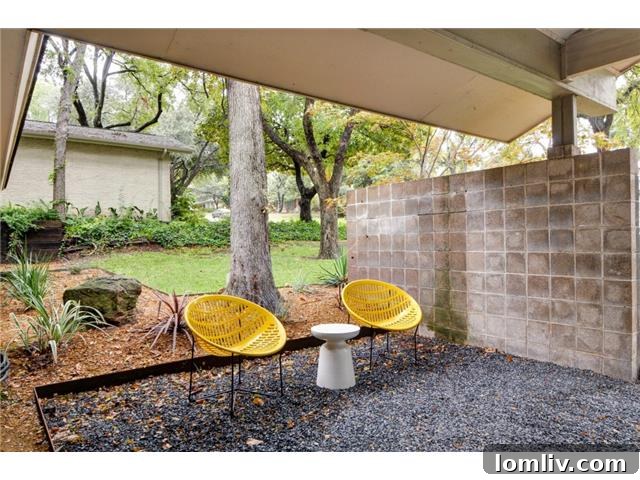 9221 Shoreview Private Front Courtyard - Outdoor Living