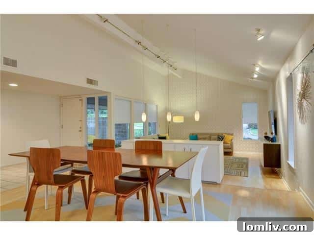 9221 Shoreview Elegant Dining Area with Pendant Lights