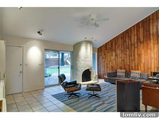 9221 Shoreview Cozy Family Room with Fireplace