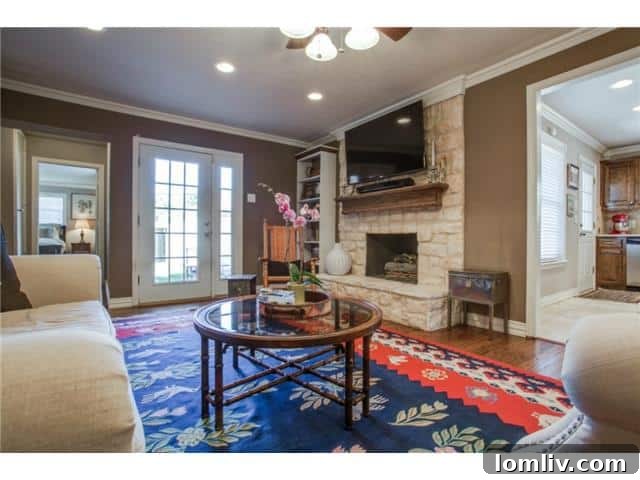 Lake Ridge Estates'te Geniş ve Yenilenmiş Ev: Harika Bir Fırsat 6 Bright and Inviting Living Area with Patio Access