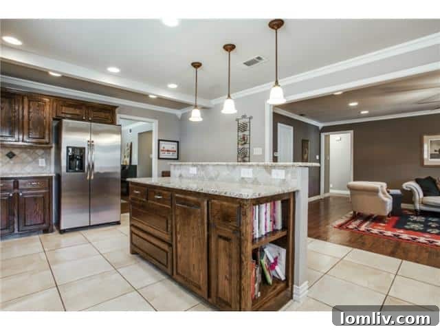 Lake Ridge Estates'te Geniş ve Yenilenmiş Ev: Harika Bir Fırsat 8 Spacious Eat-in Kitchen Island with Pendant Lighting
