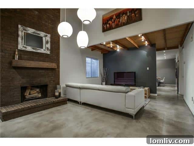 10830-Hayfield-Family - Spacious Family Area
