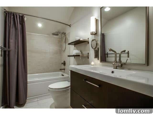 10830-Hayfield-Master-Bath - Upstairs Bathroom with Tub