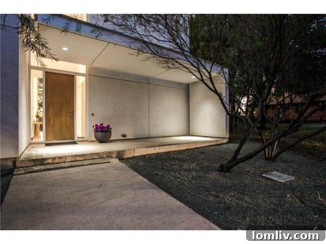 Elegant Porch of a Dallas Modern Home