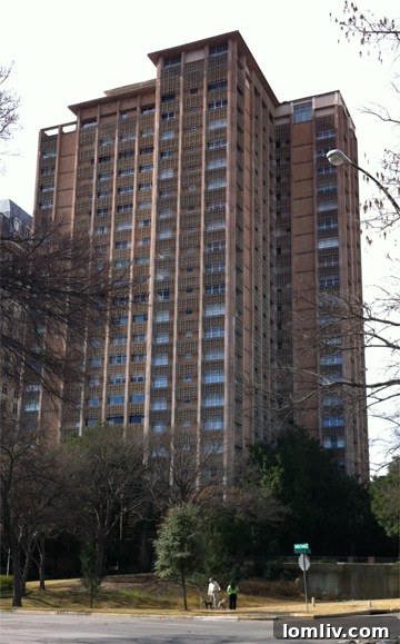 3525 Turtle Creek, the pioneering Dallas high-rise with a distinctive concrete brise soleil.