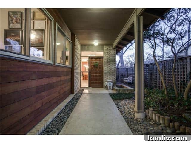 Modern Entryway of 10469 Coleridge Street