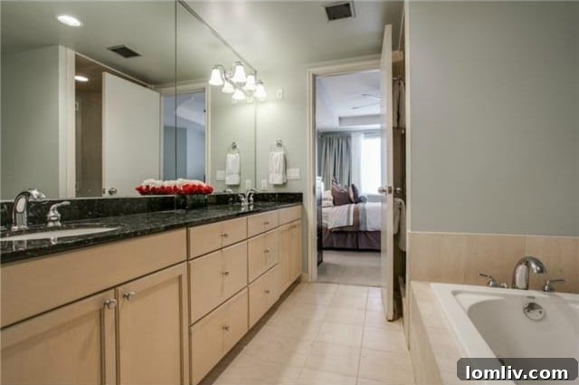 Spacious Master Bedroom 1505 Elm Dallas