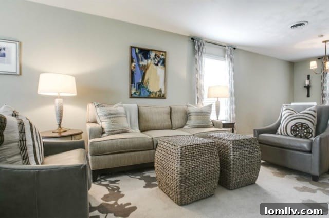 Detail of the living room's inviting atmosphere and hardwood floors