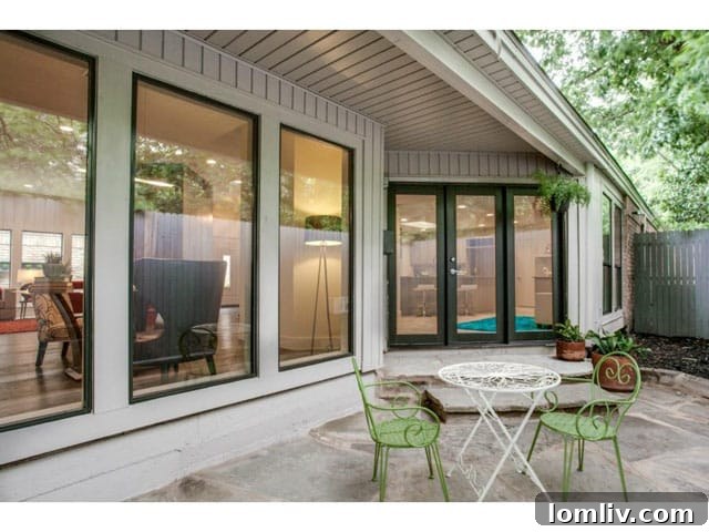 Cozy Outdoor Patio Area Ideal for Al Fresco Dining
