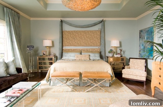 Avant-Garde Materials, Vibrant Spaces: Mary Anne Smiley's Interior Artistry 14 Mary Anne Smiley tarafından tasarlanan Meadowood Estate'teki lüks yatak odası, özel mobilyalar ve zarif dekor ile