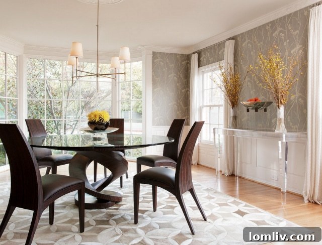 Avant-Garde Materials, Vibrant Spaces: Mary Anne Smiley's Interior Artistry 8 Mary Anne Smiley tarafından tasarlanan Meadowood Estate'teki sofistike yemek odası, özel mobilyalar ve zarif dekor ile