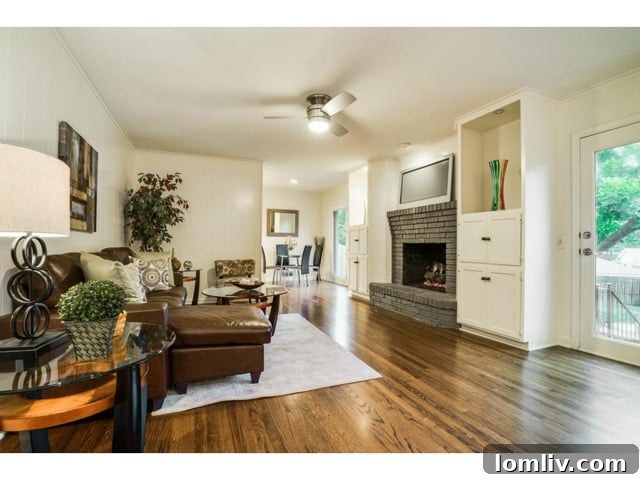 Comfortable family room, ideal for casual gatherings and relaxation.