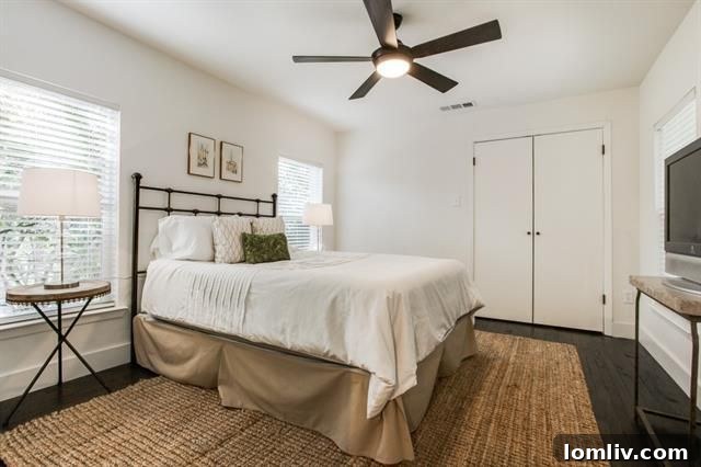 914 Westmount Ave Dallas - Master Bedroom with Custom Closet