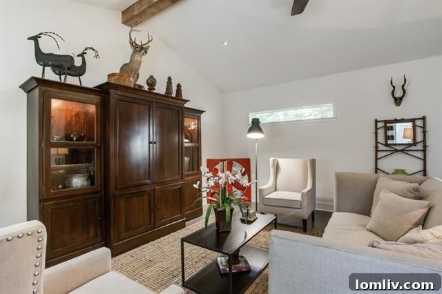 914 Westmount Ave Dallas - Living Room Clerestory Window