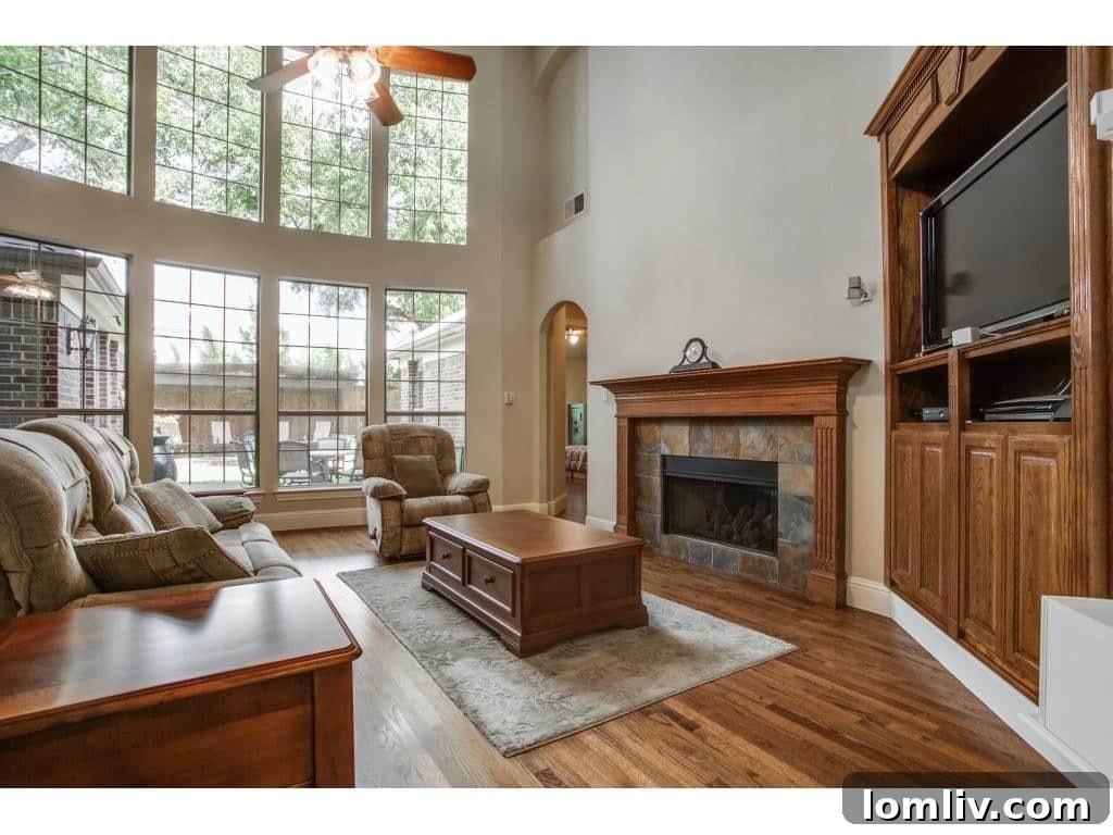 Comfortable Living Area with Ample Seating