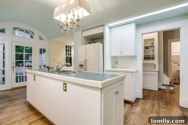 Contemporary, bright kitchen with high-end appliances and ample counter space