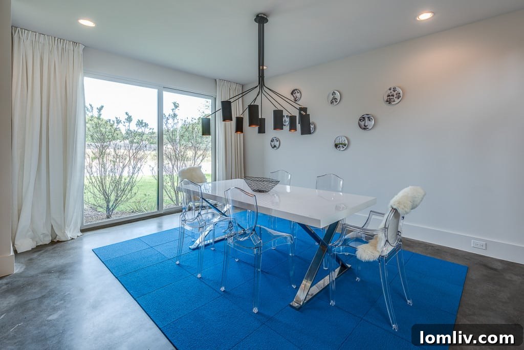 Modern dining area connecting to outdoor patio