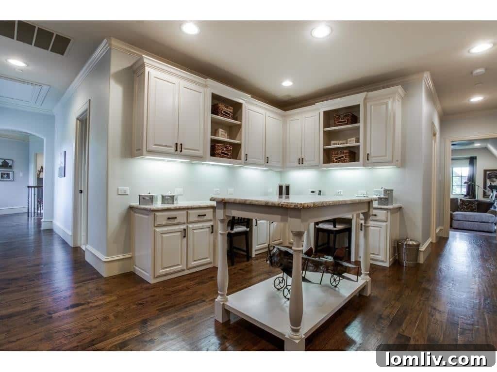 Royal Crest Comfort Food Down the Street 20 Additional Kitchenette or Wet Bar Area
