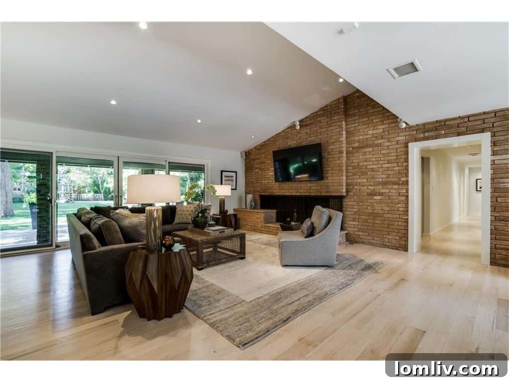 Stylish Kitchen with Granite Countertop in Dallas Home