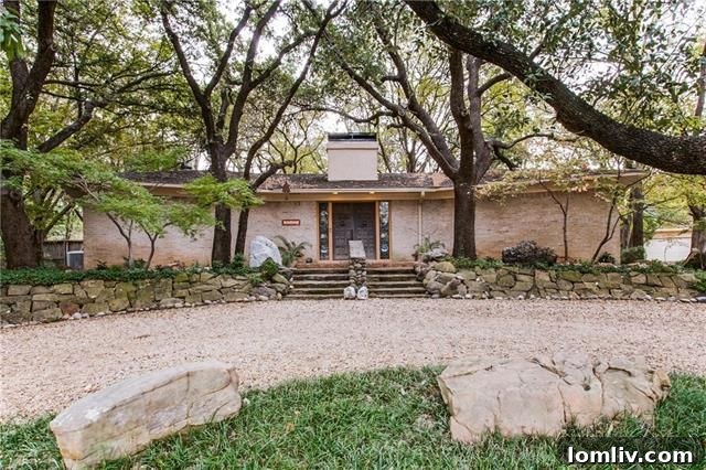 Expansive and beautifully landscaped backyard of 10606 De Bercy Ct.