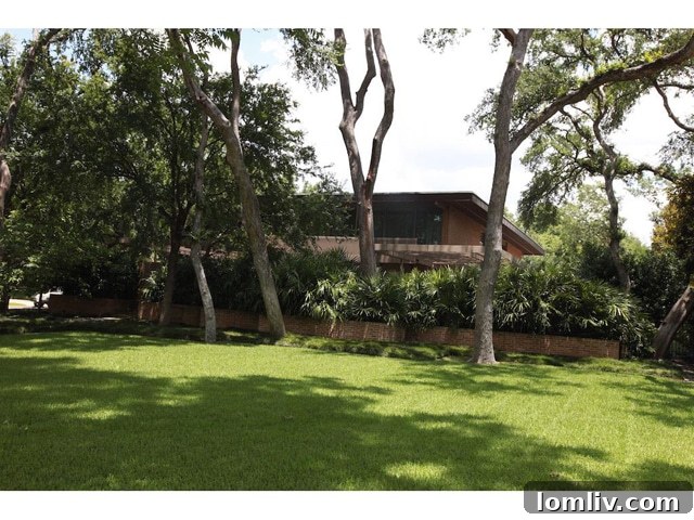 3616 Crescent Front Lawn - Expansive Private Grounds in Highland Park