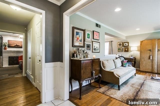 8521 Lockhaven Dr - Living Room