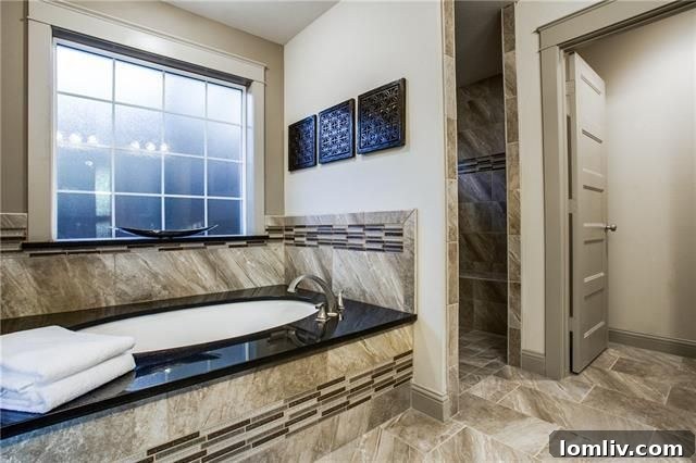 3615 S Versailles Ave - Spacious Walk-in Closet