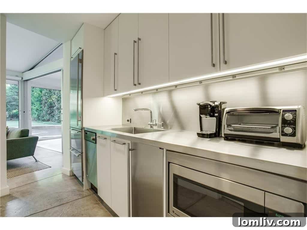 Outdoor Kitchen and Entertainment Area for Luxury Living in Dallas