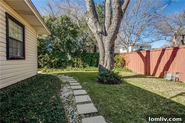 Side yard with lush greenery at 10655 Longmeadow Dr