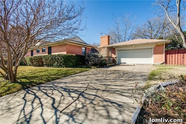 Front facade of the 1955 cottage at 10655 Longmeadow Dr