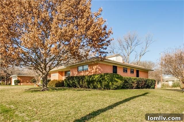Beautifully landscaped front yard of 10655 Longmeadow Dr