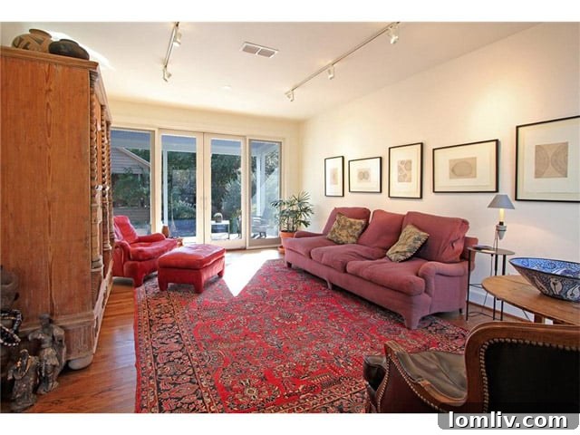 636 W. Colorado Den - Cozy and Stylish Living Area