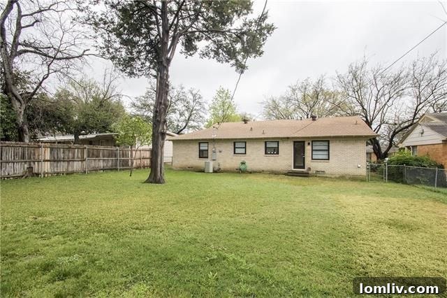 4017 Park Ln - Lush Green Backyard